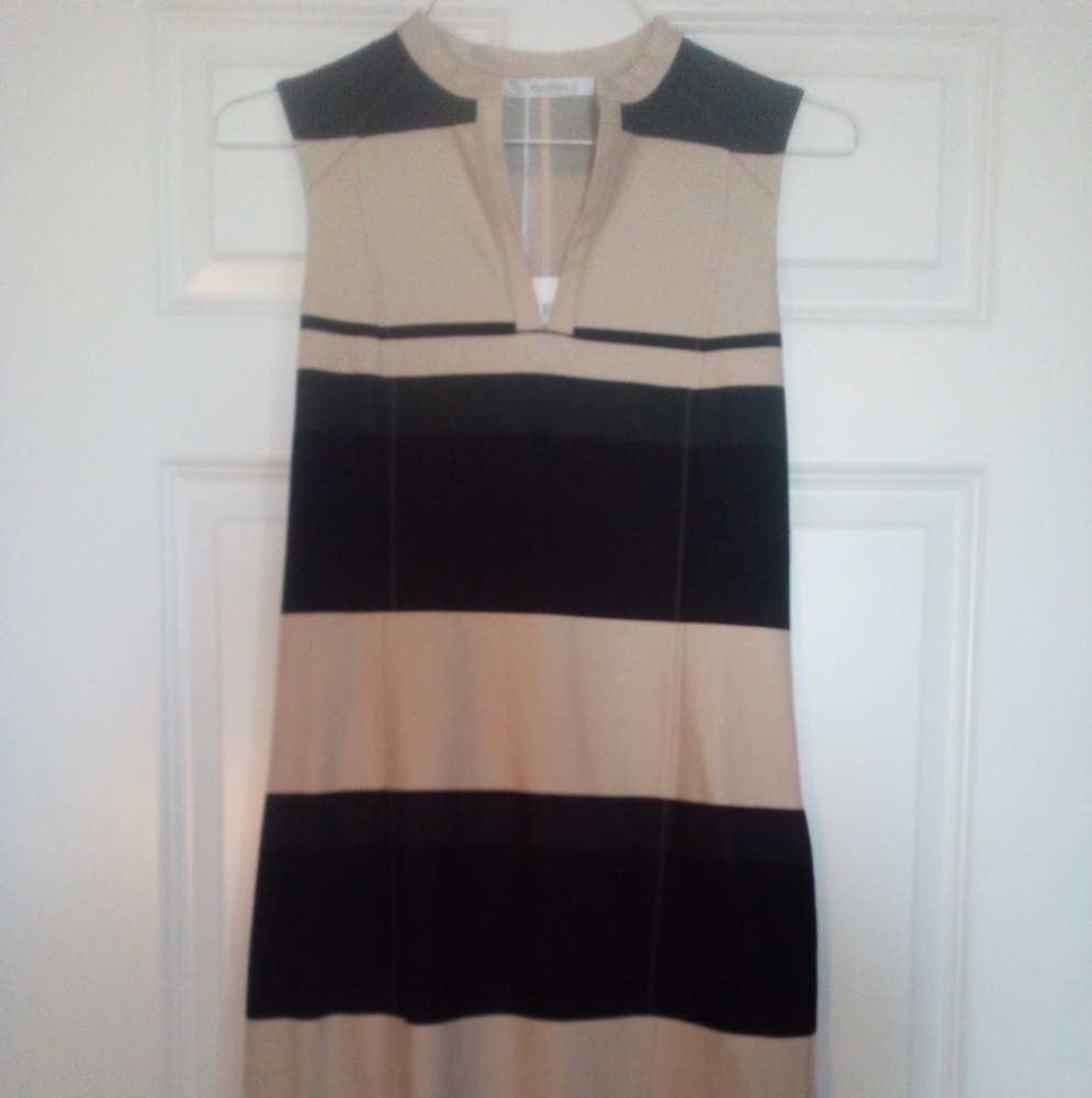 Sleeveless dress tight knit